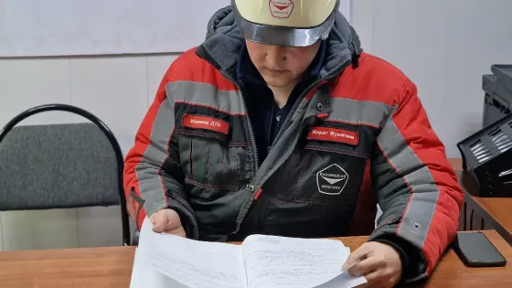 Рабочие на строительной площадке обсуждают проект