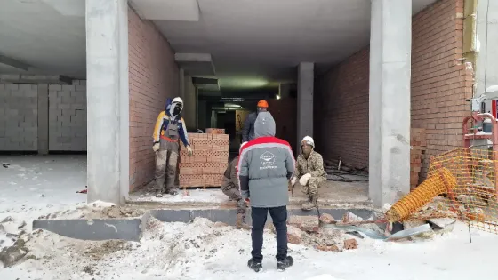 Рабочие на строительной площадке обсуждают проект