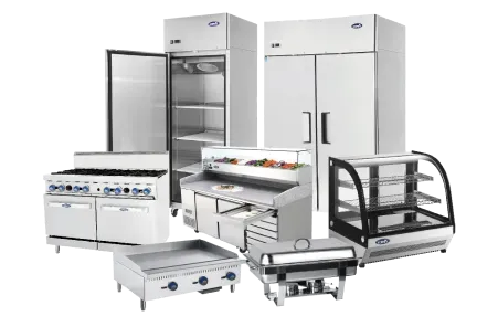 Группа коммерческой кухни с различным оборудованием, включая холодильники, плиты и витрины для еды