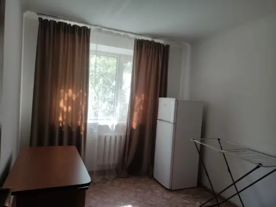 Пустая комната с диваном и занавесками