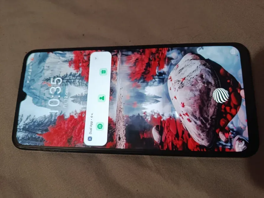 Экран смартфона с красивым фоном