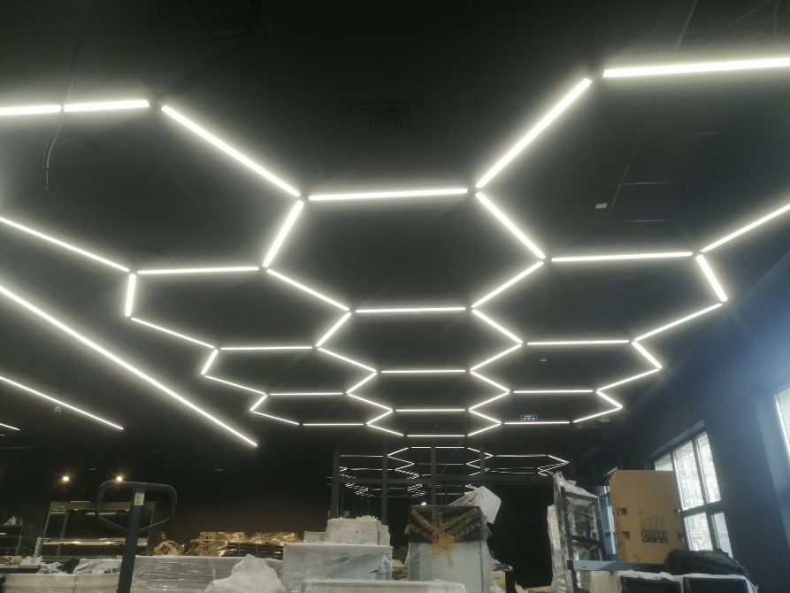 Интерьерде сызықты шамдармен заманауи жарықтандыру