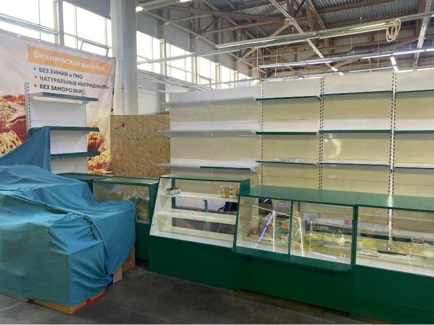 Витрины магазинов со слойкой и рекламным баннером