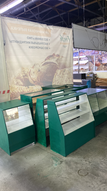 Витрины магазинов с рекламой и закрытыми витринами