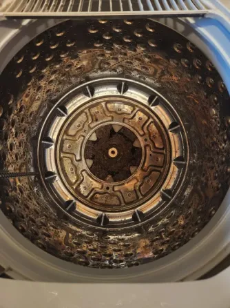 Сервисный центр по ремонту стиральных машин с инструментами и запасными частями