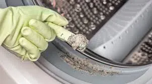 Чистка стиральной машины, на которой видно накопление грязи