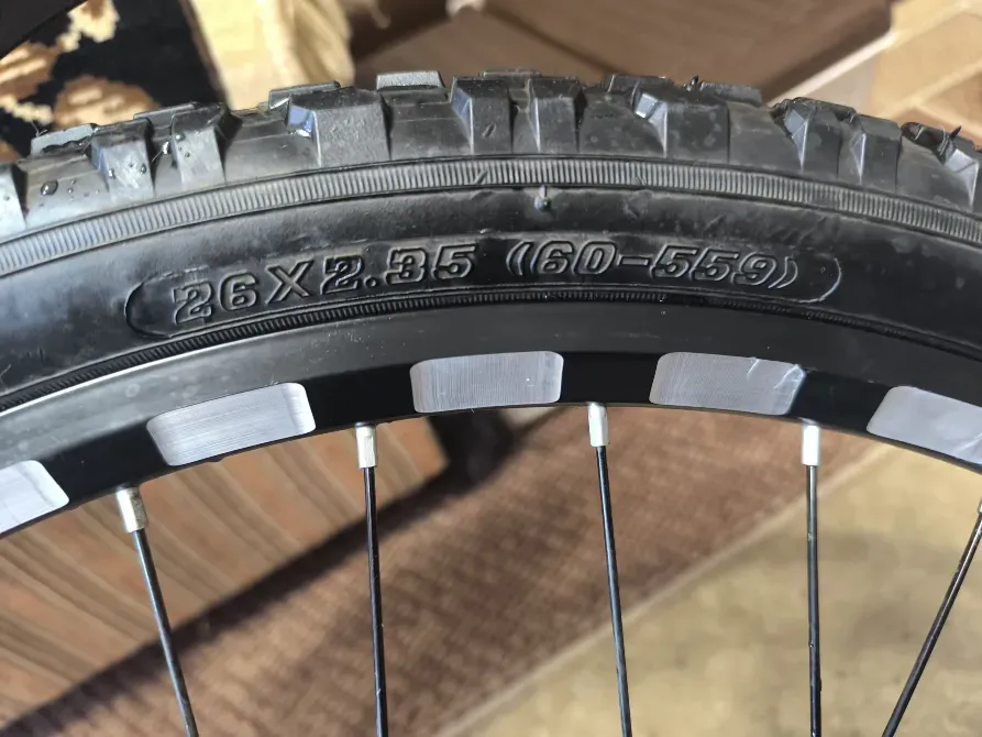 Шина велосипеда размером 26x2.35, детальная фотография
