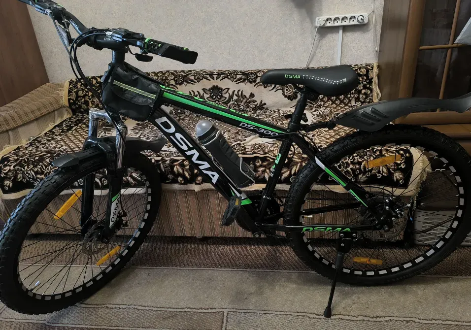 Горный велосипед DSMA с черно-зеленым дизайном