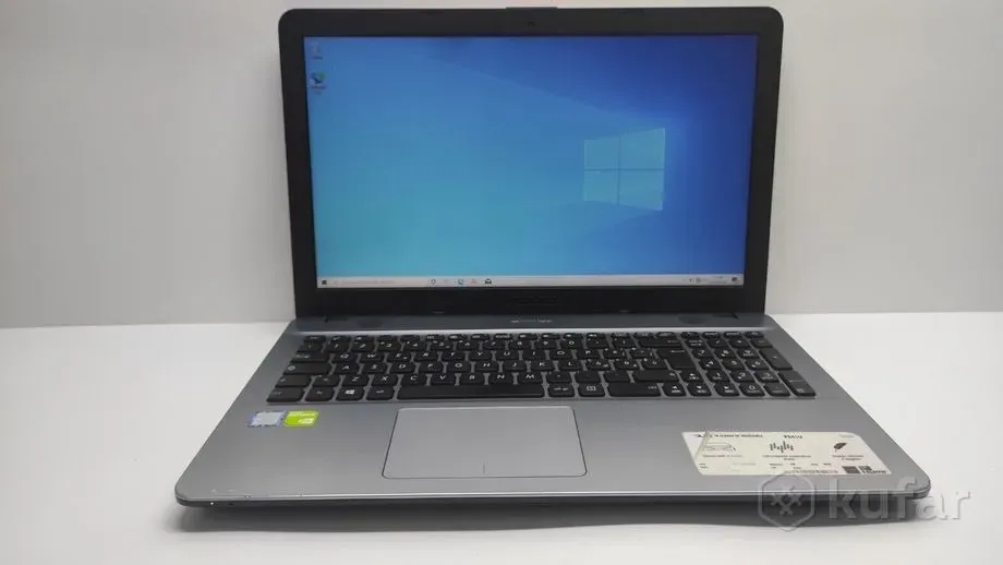 Ноутбук Windows экраны, сұр, пернетақта және сенсорлы панельмен, ақ фондағы.