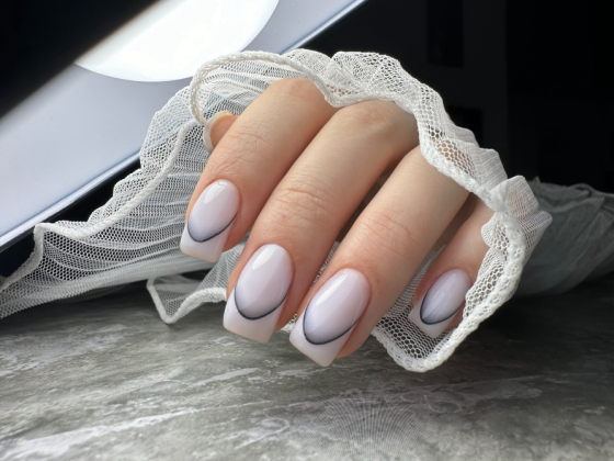 Яркие красные ногти с блестящим покрытием