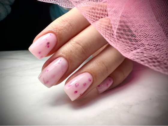 Яркие красные ногти с блестящим покрытием