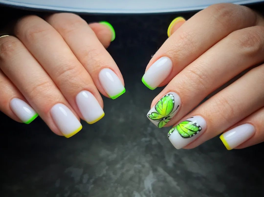 Носимые ногти с ярко-зелеными кончиками и дизайном бабочек