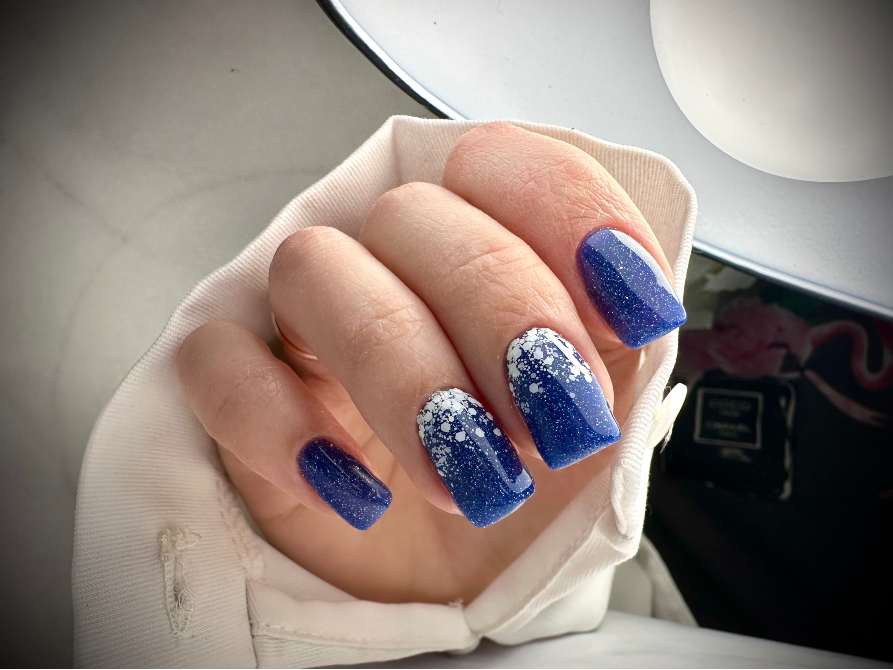 Ногти с цветной сплошной заливкой и белыми узорами на фоне