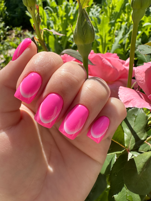 Ногти розового цвета с изящным градиентом, цветущие розы на фоне