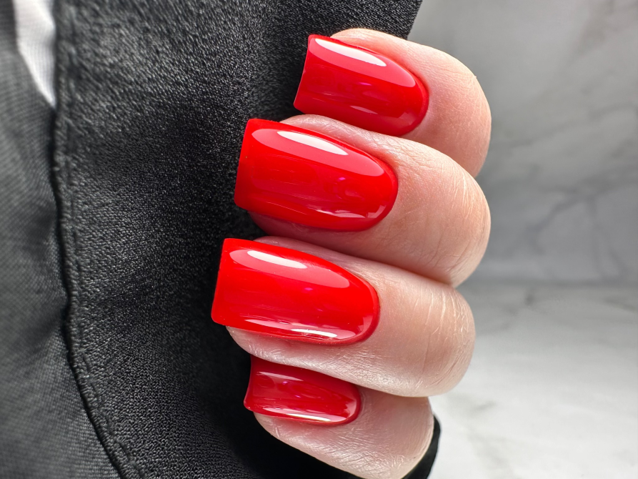 Яркие красные ногти с блестящим покрытием
