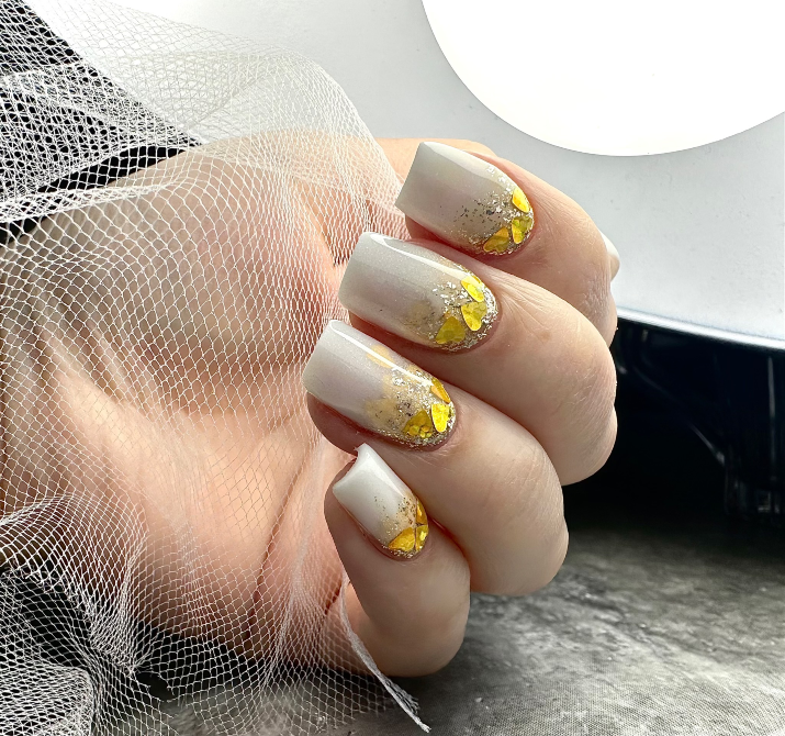 Ногти с золотыми блестками и градиентом от белого до серого