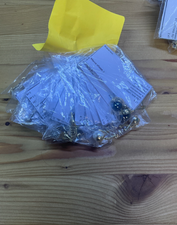 Пакеты с украшениями и ярлыками