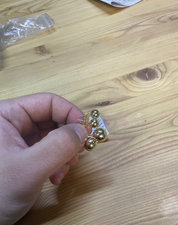 Изображение серег с металлическими шарами рядом с ценниками