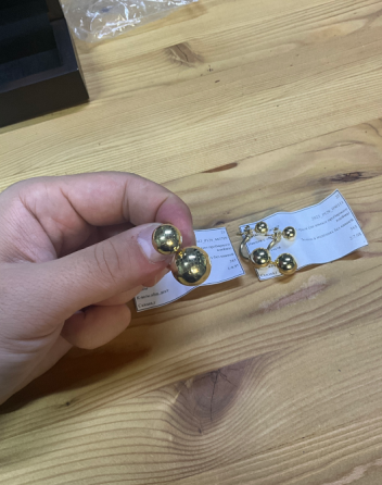 Изображение серег с металлическими шарами рядом с ценниками