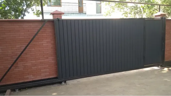 Двустворчатые ворота с металлическим каркасом и серыми панелями