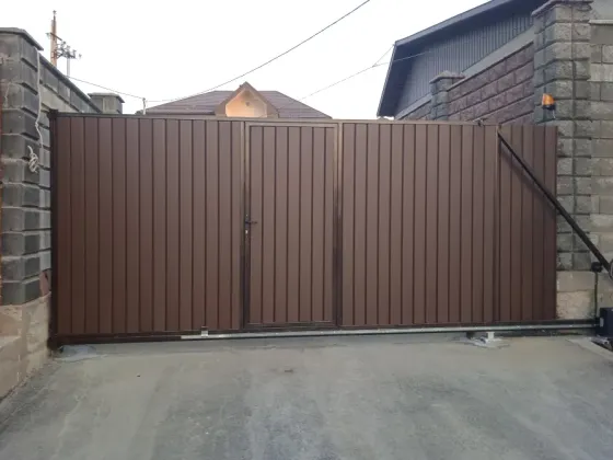 Двустворчатые ворота с металлическим каркасом и серыми панелями