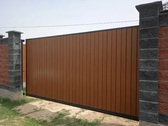 Двустворчатые ворота с металлическим каркасом и серыми панелями