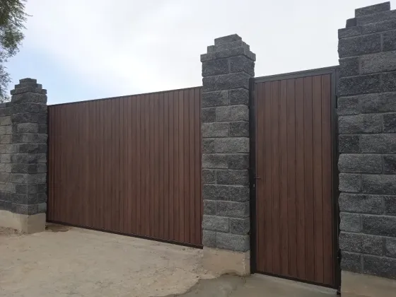 Двустворчатые ворота с металлическим каркасом и серыми панелями