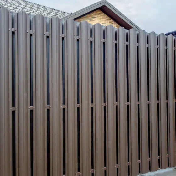 Двустворчатые ворота с металлическим каркасом и серыми панелями