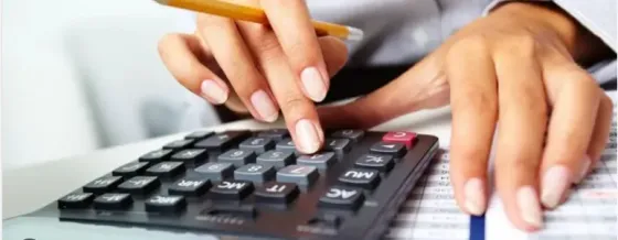 Женщина, рассматривающая документы в папке с кольцевым механизмом