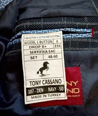 Костюмный пиджак с синим узором на передней стороне