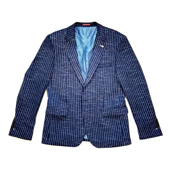 Костюмный пиджак с синим узором на передней стороне