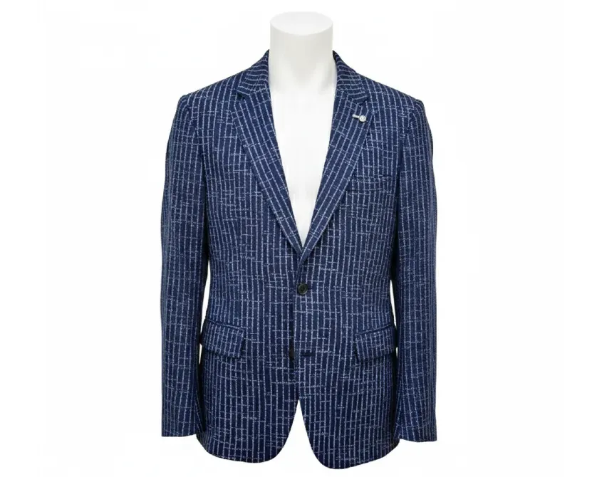 Костюмный пиджак с синим узором на передней стороне