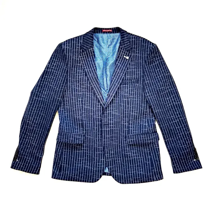 Вид сзади костюмного пиджака с синим узором