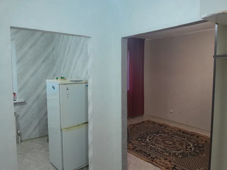 Интерьер квартиры с диваном и шкафом