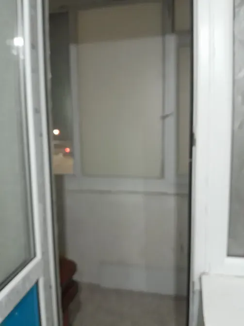 Кухня с окном и занавесками