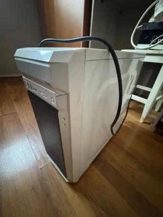 Корпус компьютера белого цвета с прозрачной боковой панелью