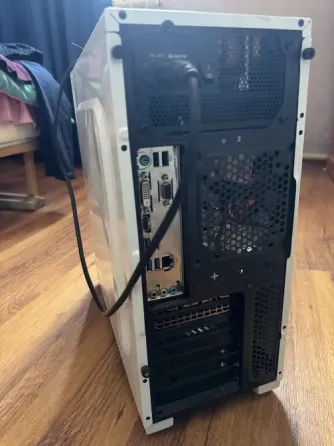 Корпус компьютера белого цвета с прозрачной боковой панелью