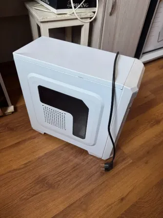 Корпус компьютера белого цвета с прозрачной боковой панелью