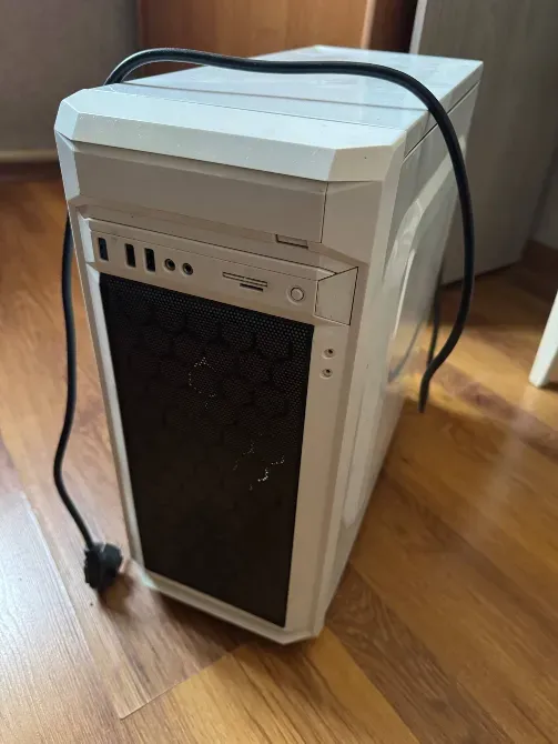 Компьютерный корпус в белом цвете с передней панелью, оснащенной портами