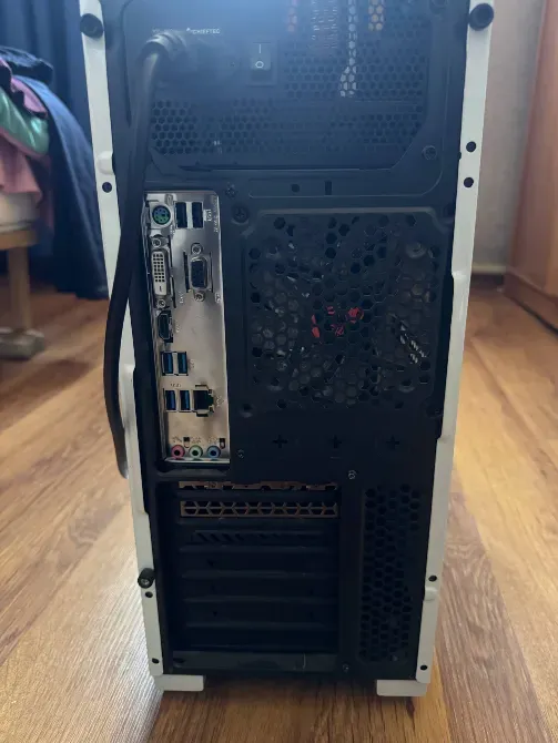 Задняя часть корпуса компьютера с выходами и охлаждением