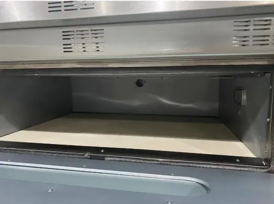 Полка внутри пустого холодильника с гладкой поверхностью