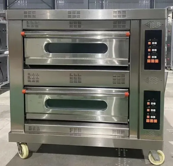 Промышленная печь с тремя ярусами для выпечки, изготовленная из нержавеющей стали, с панелями управления и колесами для передвижения