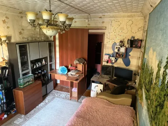 Мебельмен безенді гүлді өрнегі бар бөлме