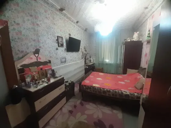 Мебельмен безенді гүлді өрнегі бар бөлме