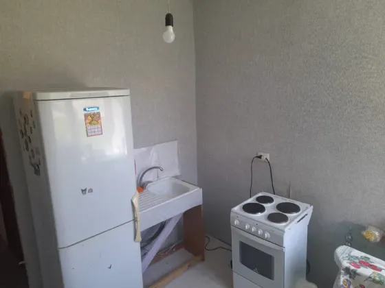 Мебельмен безенді гүлді өрнегі бар бөлме