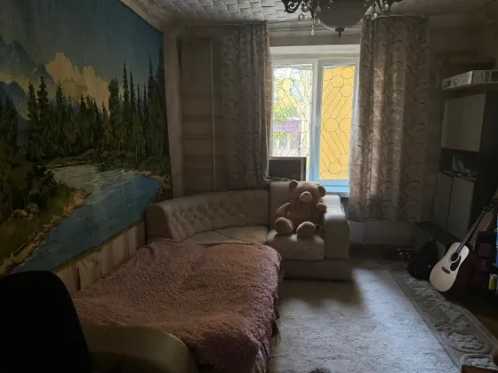 Мебельмен безенді гүлді өрнегі бар бөлме