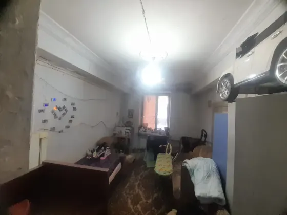 Мебельмен безенді гүлді өрнегі бар бөлме