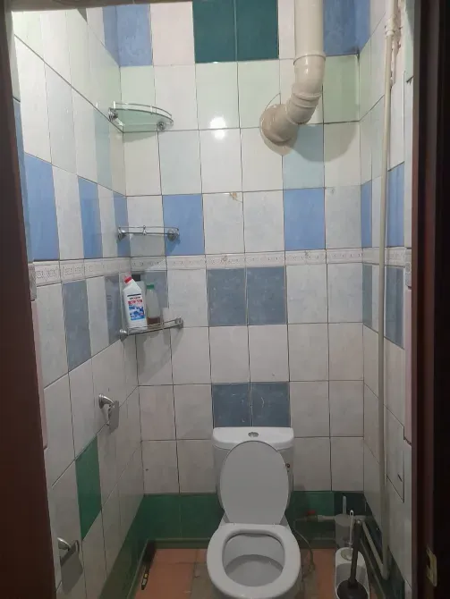 Туалет с плиткой на стенах