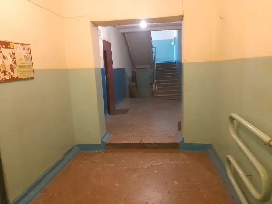 Подъезд с лестницей и винтовой балюстрадой