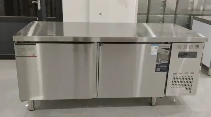 Стальная кухонная столешница с двумя дверцами и холодильным отделением, идеальная для коммерческой кухни